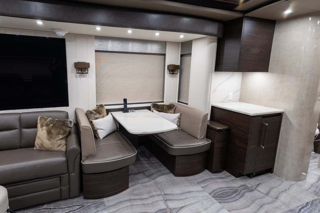 2023 Newell P50 Edition Motorhome - Thumbnail 16 2023 Newell P50 Edition Motorhome - Thumbnail 16