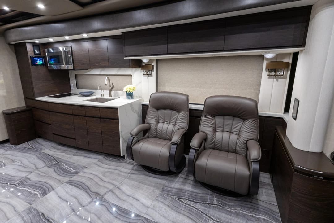 2023 Newell P50 Edition Motorhome - Thumbnail 17 2023 Newell P50 Edition Motorhome - Thumbnail 17