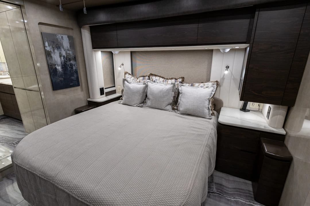 2023 Newell P50 Edition Motorhome - Thumbnail 24 2023 Newell P50 Edition Motorhome - Thumbnail 24