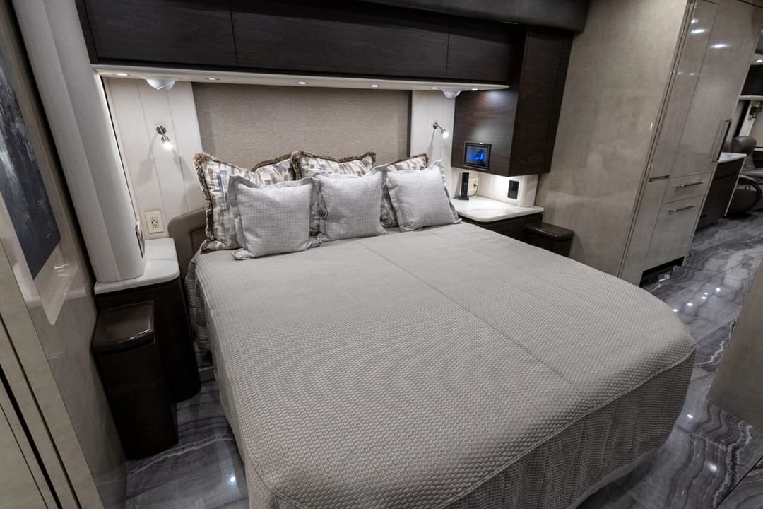 2023 Newell P50 Edition Motorhome - Thumbnail 26 2023 Newell P50 Edition Motorhome - Thumbnail 26