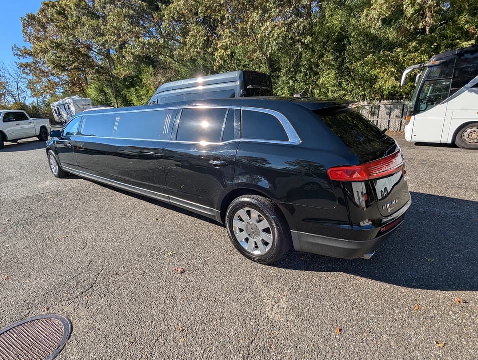 2014 Executive Coach Builders MKT Limousine - Thumbnail 2 2014 Executive Coach Builders MKT Limousine - Thumbnail 2