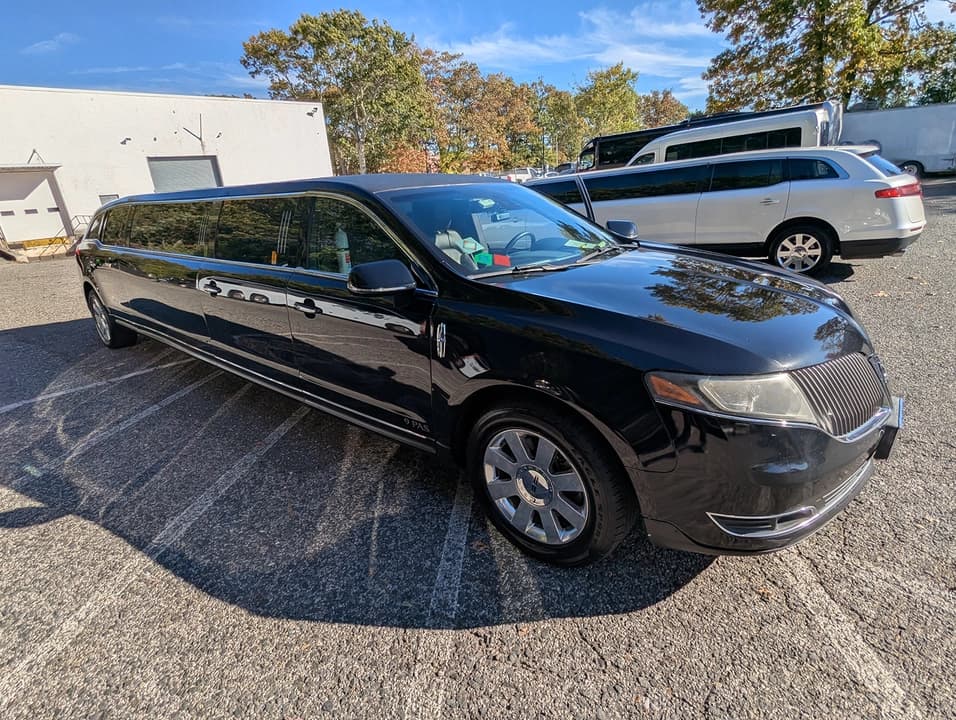 2014 Executive Coach Builders MKT Limousine - Thumbnail 9 2014 Executive Coach Builders MKT Limousine - Thumbnail 9