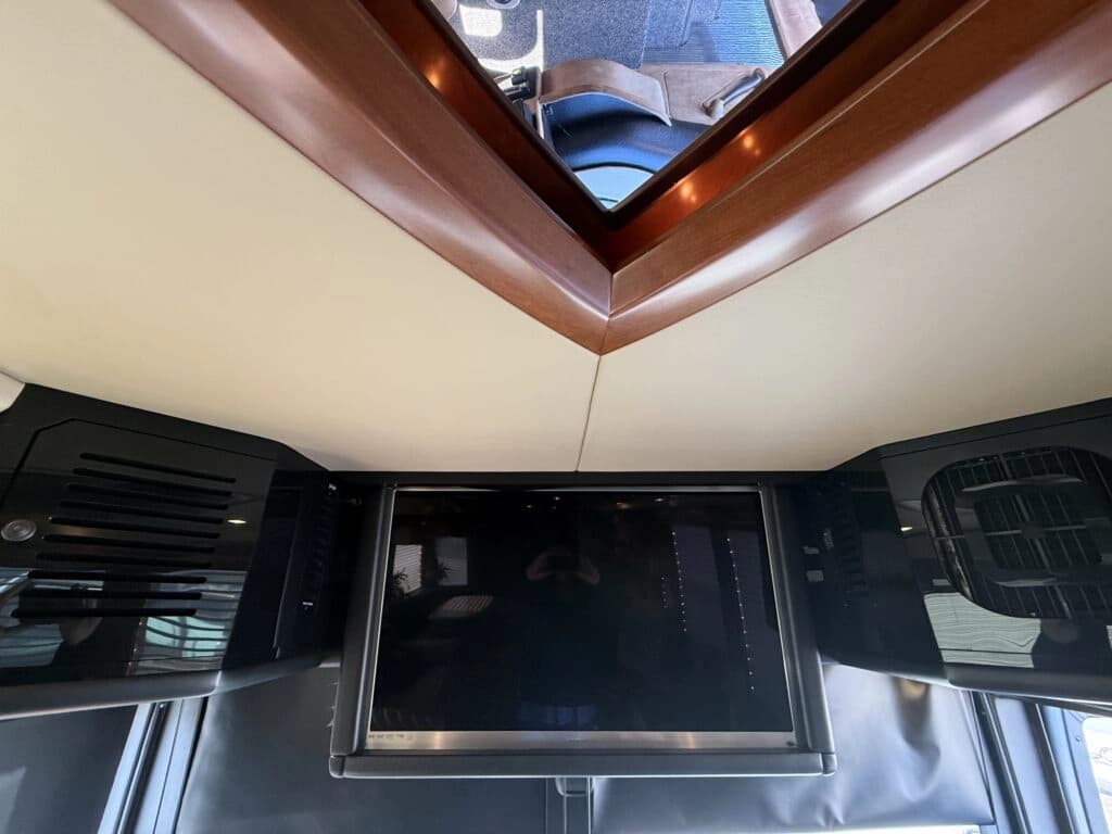 2012 Prevost XLII Motorhome - Thumbnail 10 2012 Prevost XLII Motorhome - Thumbnail 10