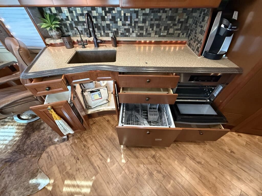 2012 Prevost XLII Motorhome - Thumbnail 21 2012 Prevost XLII Motorhome - Thumbnail 21