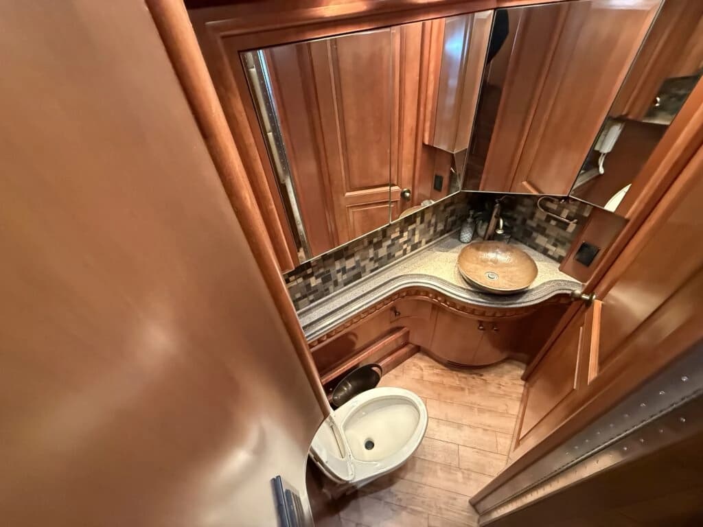 2012 Prevost XLII Motorhome - Thumbnail 25 2012 Prevost XLII Motorhome - Thumbnail 25