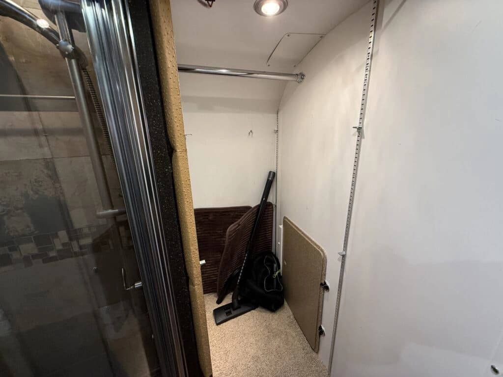 2012 Prevost XLII Motorhome - Thumbnail 28 2012 Prevost XLII Motorhome - Thumbnail 28