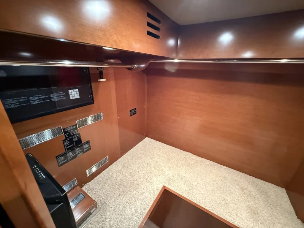 2012 Prevost XLII Motorhome - Thumbnail 35 2012 Prevost XLII Motorhome - Thumbnail 35