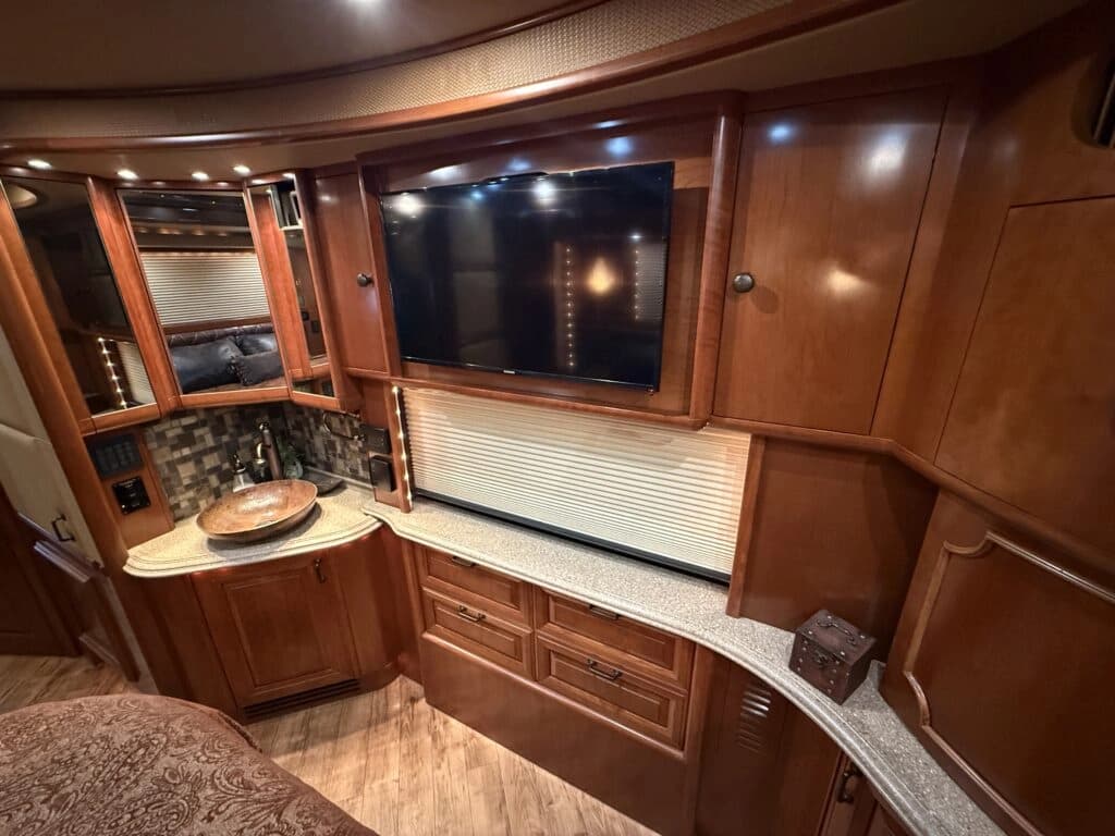 2012 Prevost XLII Motorhome - Thumbnail 38 2012 Prevost XLII Motorhome - Thumbnail 38