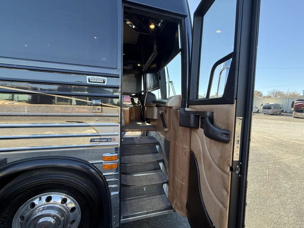 2012 Prevost XLII Motorhome - Thumbnail 6 2012 Prevost XLII Motorhome - Thumbnail 6