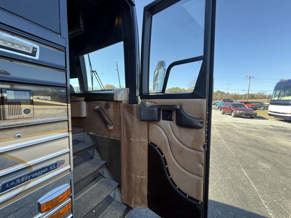 2012 Prevost XLII Motorhome - Thumbnail 7 2012 Prevost XLII Motorhome - Thumbnail 7