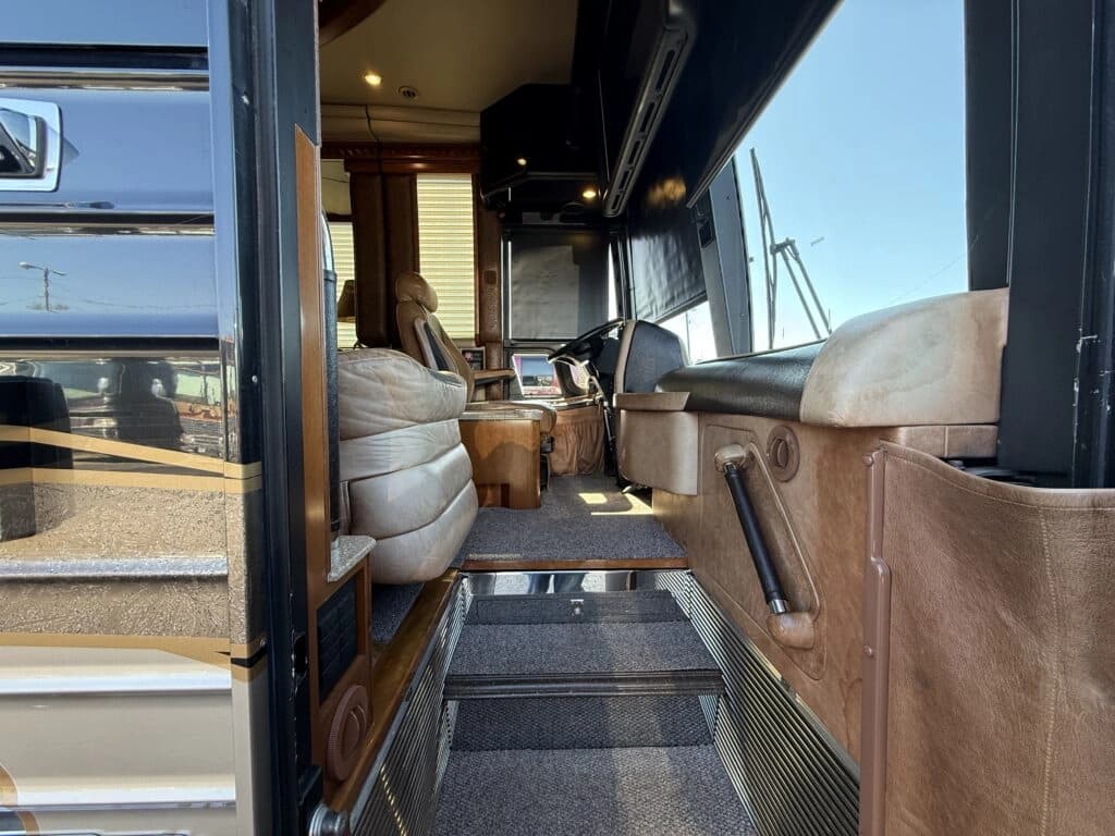 2012 Prevost XLII Motorhome - Thumbnail 8 2012 Prevost XLII Motorhome - Thumbnail 8