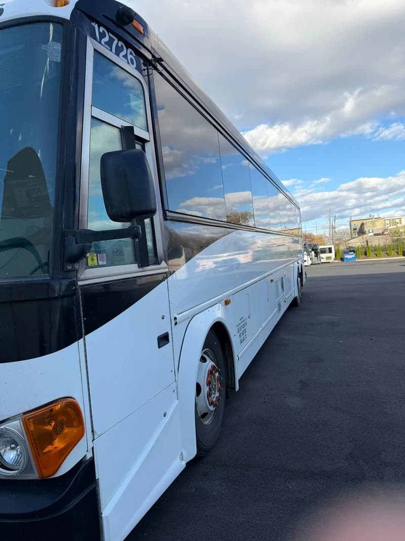 2012 MCI D4505 ADA - Thumbnail 2 2012 MCI D4505 ADA - Thumbnail 2