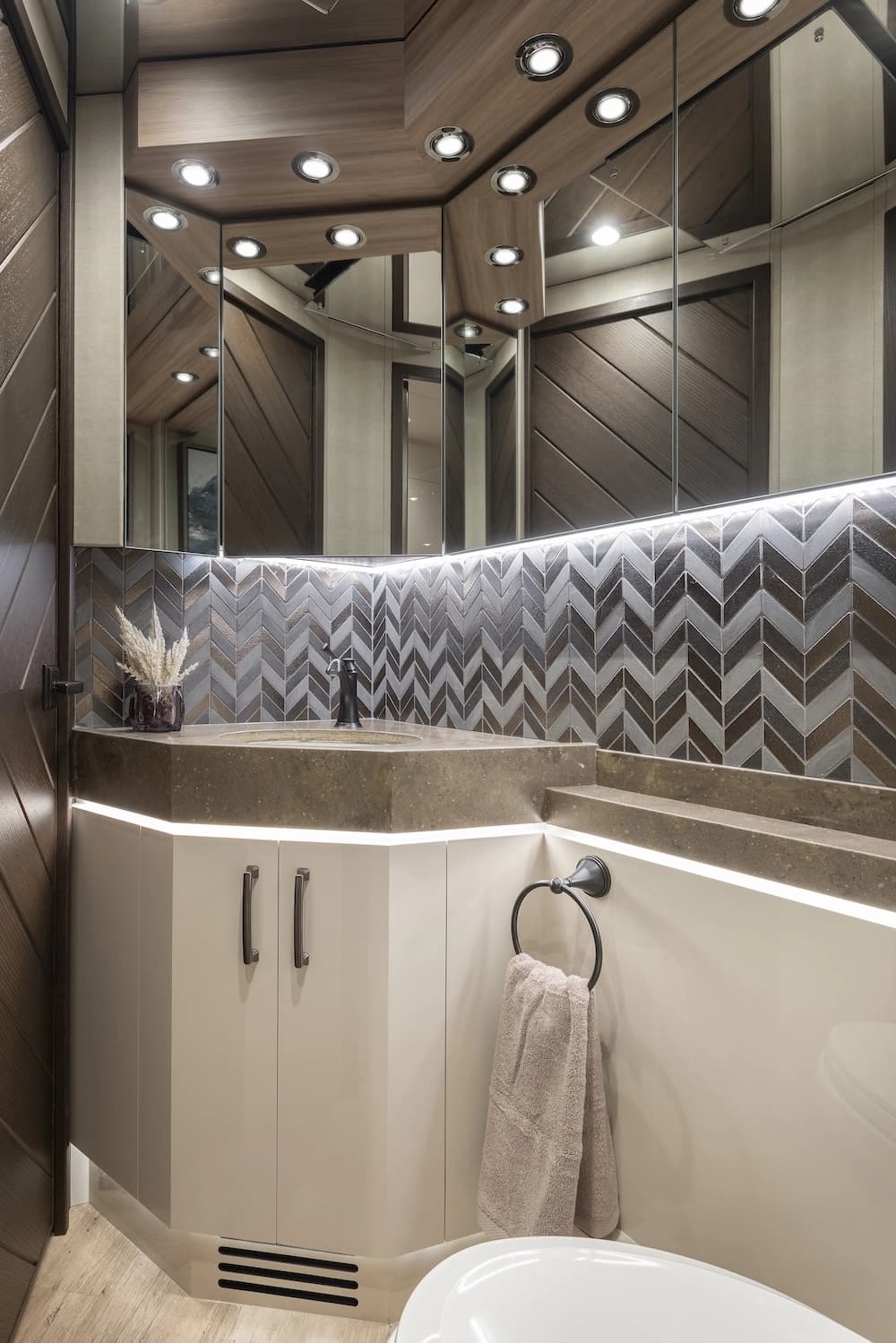 2023 Prevost Liberty Elegant Lady H3-45 Motorhome - Thumbnail 21 2023 Prevost Liberty Elegant Lady H3-45 Motorhome - Thumbnail 21