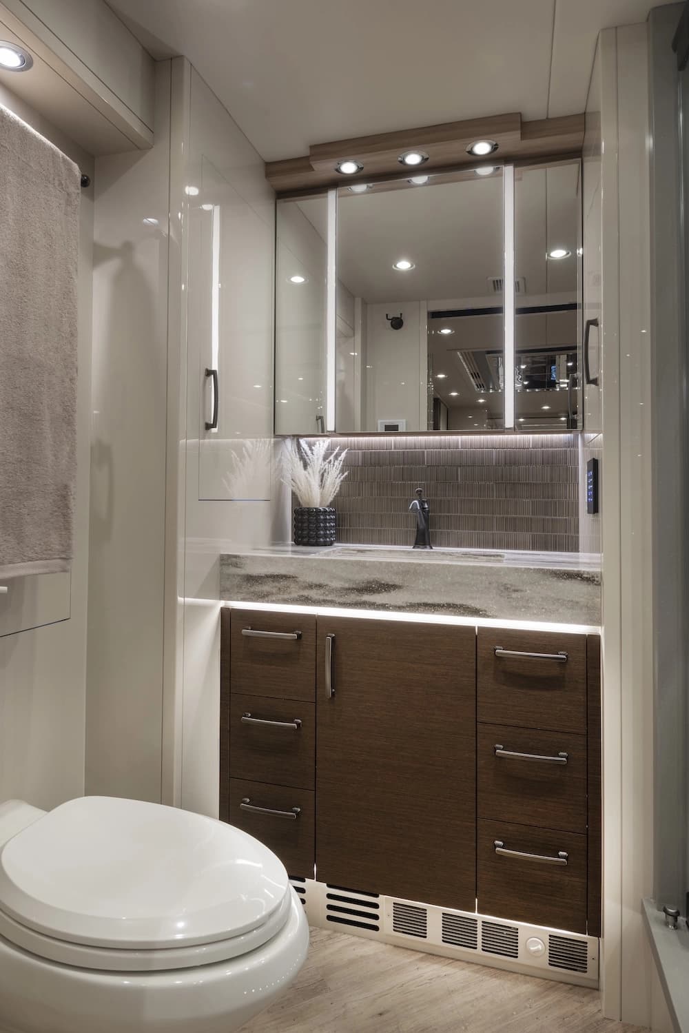 2023 Prevost Liberty Elegant Lady H3-45 Motorhome - Thumbnail 32 2023 Prevost Liberty Elegant Lady H3-45 Motorhome - Thumbnail 32