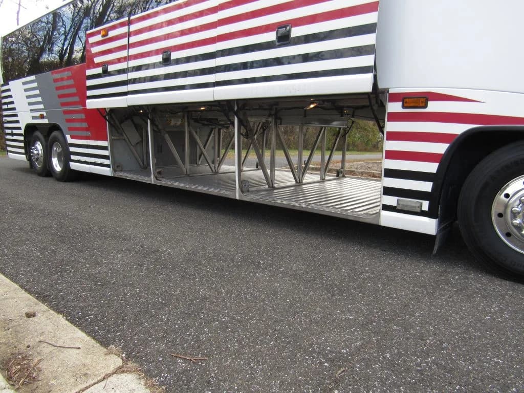 2005 MCI J4500 ADA - Thumbnail 11 2005 MCI J4500 ADA - Thumbnail 11