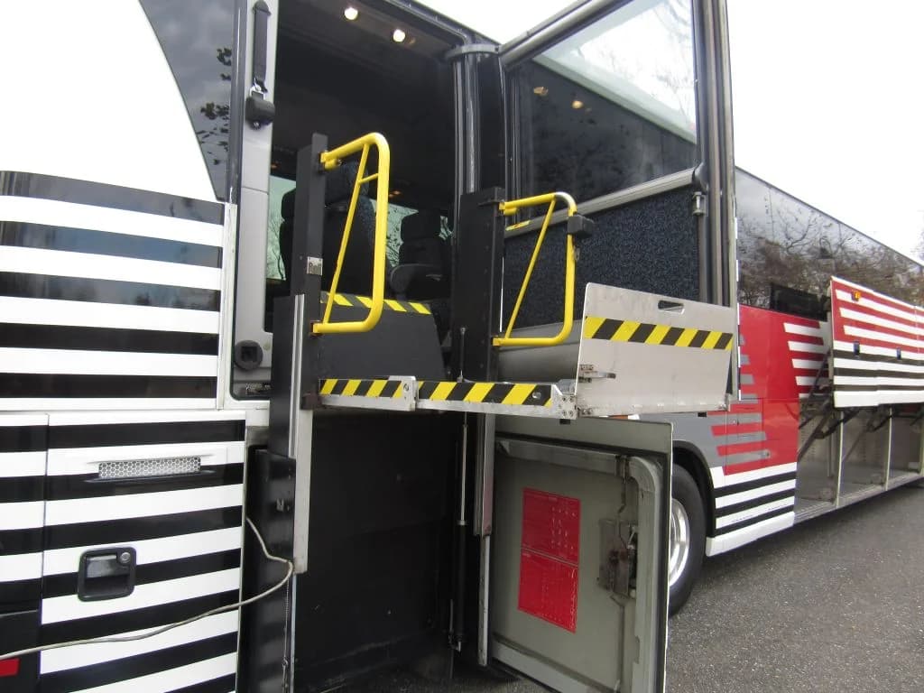 2005 MCI J4500 ADA - Thumbnail 3 2005 MCI J4500 ADA - Thumbnail 3