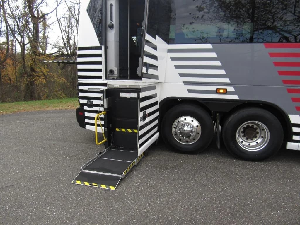 2005 MCI J4500 ADA - Thumbnail 2 2005 MCI J4500 ADA - Thumbnail 2