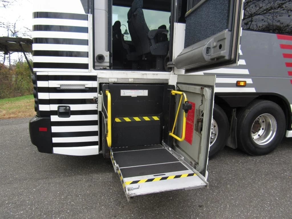 2005 MCI J4500 ADA - Thumbnail 4 2005 MCI J4500 ADA - Thumbnail 4