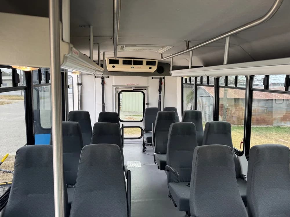 2014 Chevrolet 4500 Eldorado National 220 - Thumbnail 9 2014 Chevrolet 4500 Eldorado National 220 - Thumbnail 9