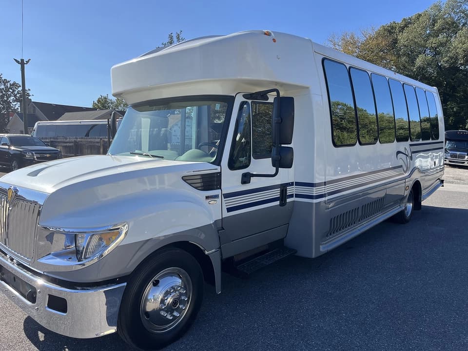 2014 International Turtle Top Shuttle Bus - Thumbnail 3 2014 International Turtle Top Shuttle Bus - Thumbnail 3