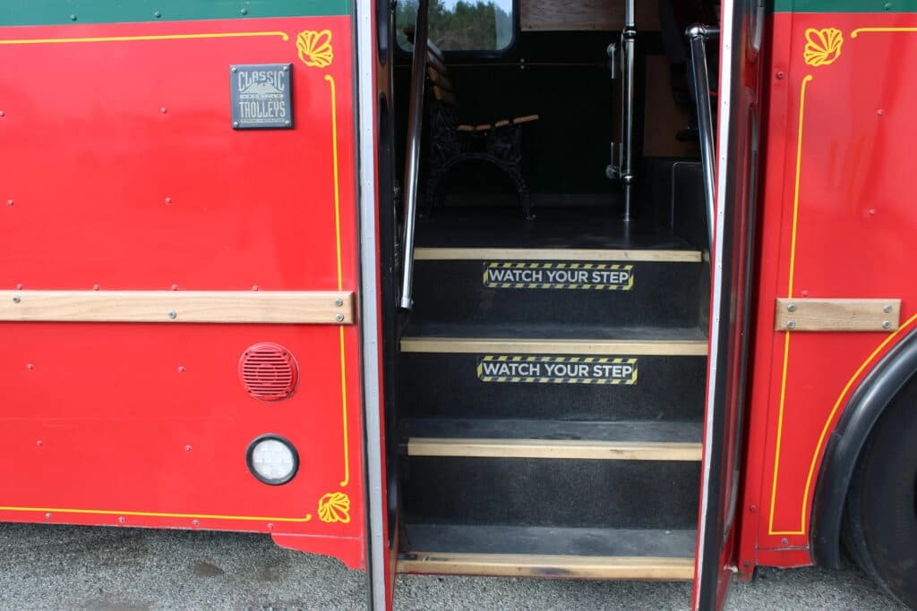 2011 Ford TR30 ADA Trolley Bus - Thumbnail 3 2011 Ford TR30 ADA Trolley Bus - Thumbnail 3