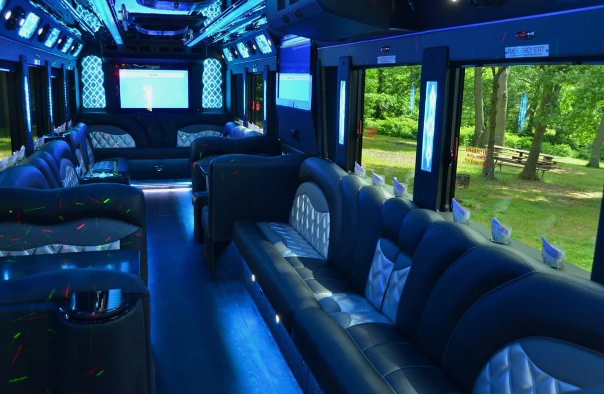 2017 Freightliner CT Coach Party Bus - Thumbnail 3 2017 Freightliner CT Coach Party Bus - Thumbnail 3