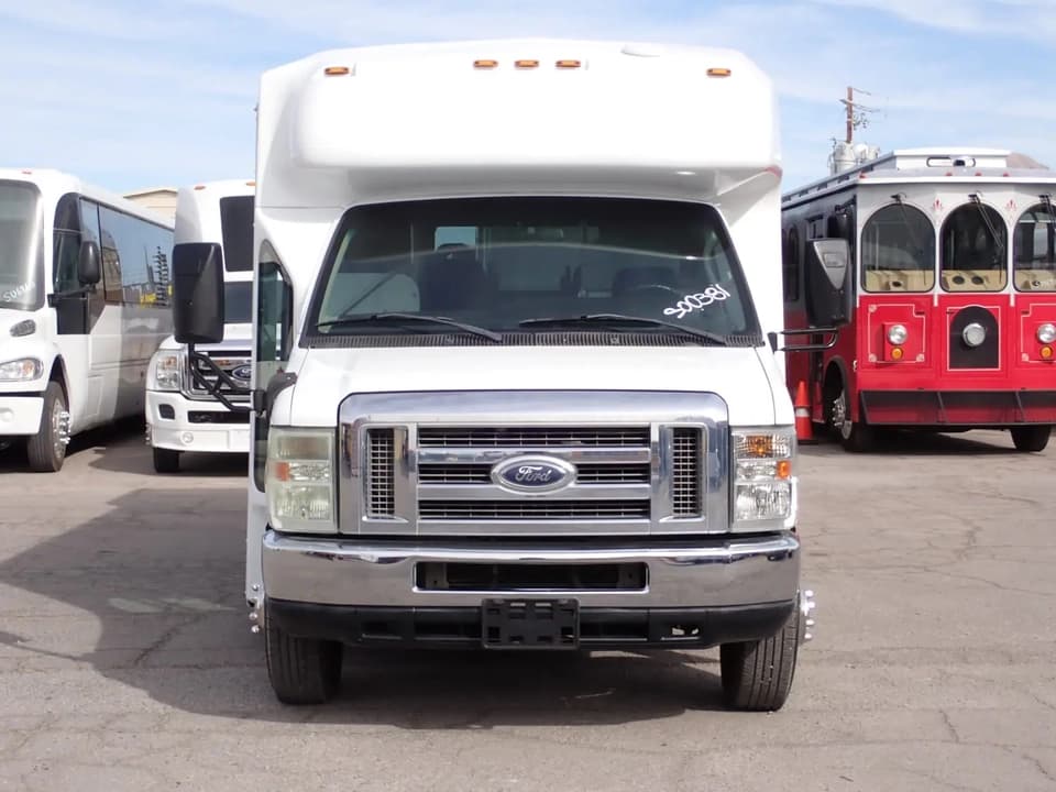 2010 ElDorado Aerotech Shuttle Bus - Thumbnail 2 2010 ElDorado Aerotech Shuttle Bus - Thumbnail 2