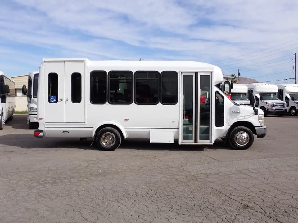 2010 ElDorado Aerotech Shuttle Bus - Thumbnail 4 2010 ElDorado Aerotech Shuttle Bus - Thumbnail 4