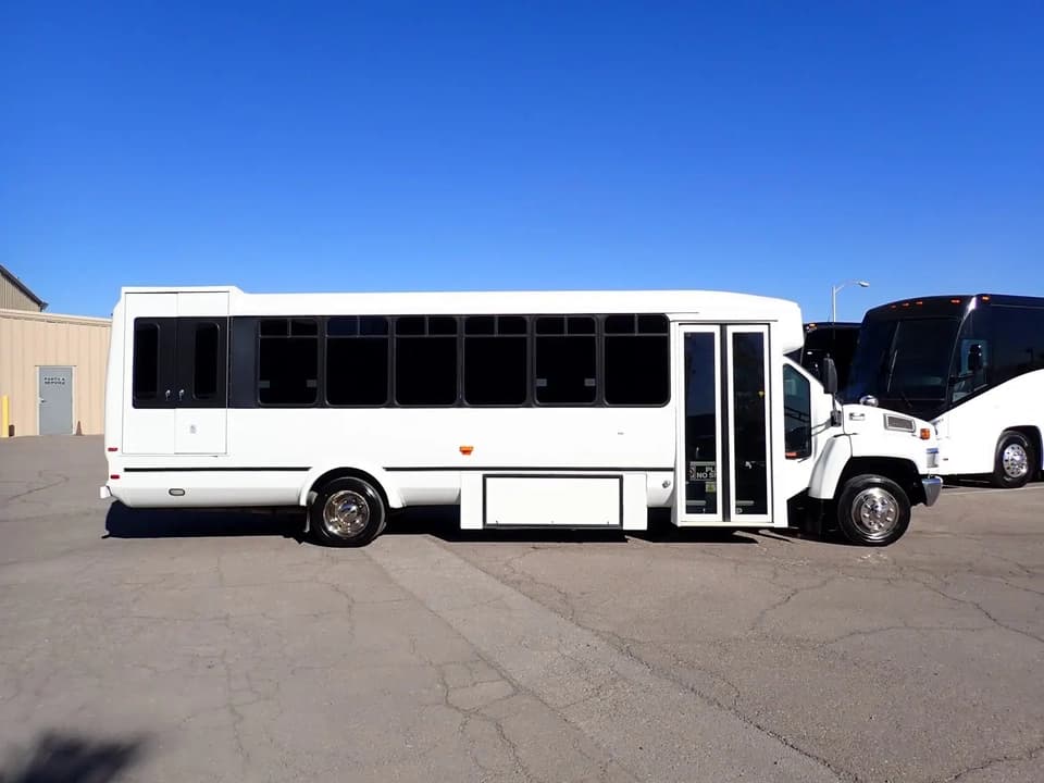 2006 ElDorado Aero Elite Shuttle Bus - Thumbnail 4 2006 ElDorado Aero Elite Shuttle Bus - Thumbnail 4