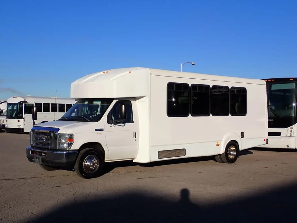 2016 Goshen Impulse Shuttle Bus - Thumbnail 3 2016 Goshen Impulse Shuttle Bus - Thumbnail 3