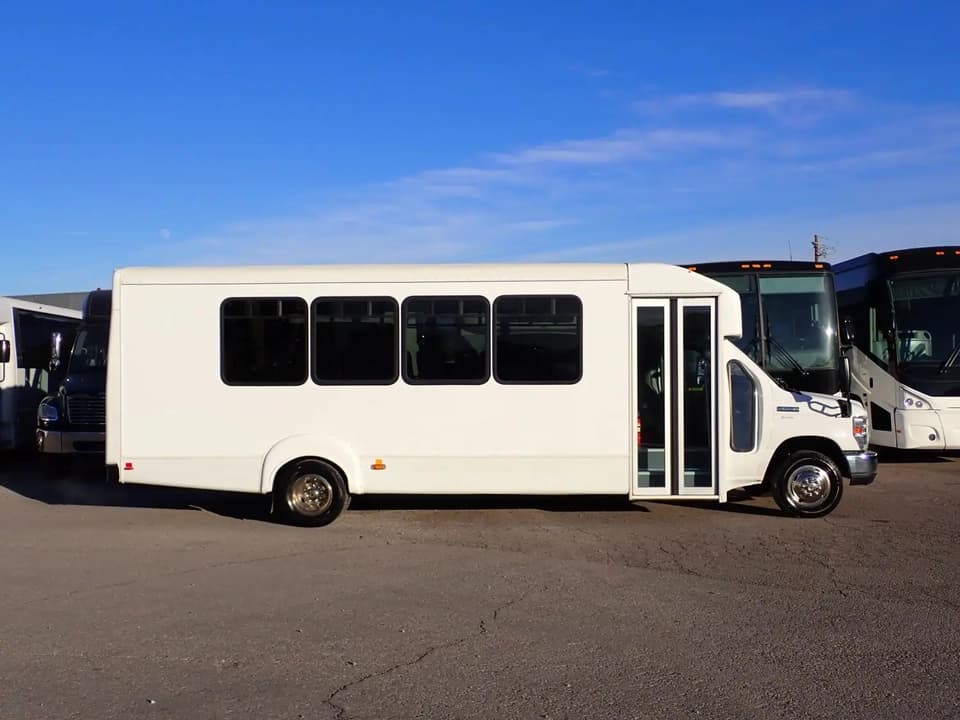 2016 Goshen Impulse Shuttle Bus - Thumbnail 4 2016 Goshen Impulse Shuttle Bus - Thumbnail 4