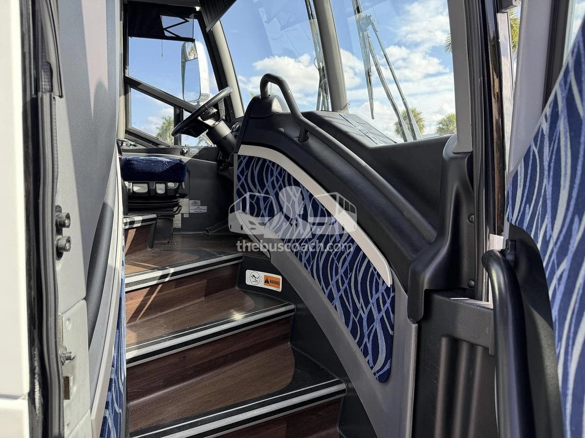 2018 Mci J4500 - Thumbnail 4 2018 Mci J4500 - Thumbnail 4