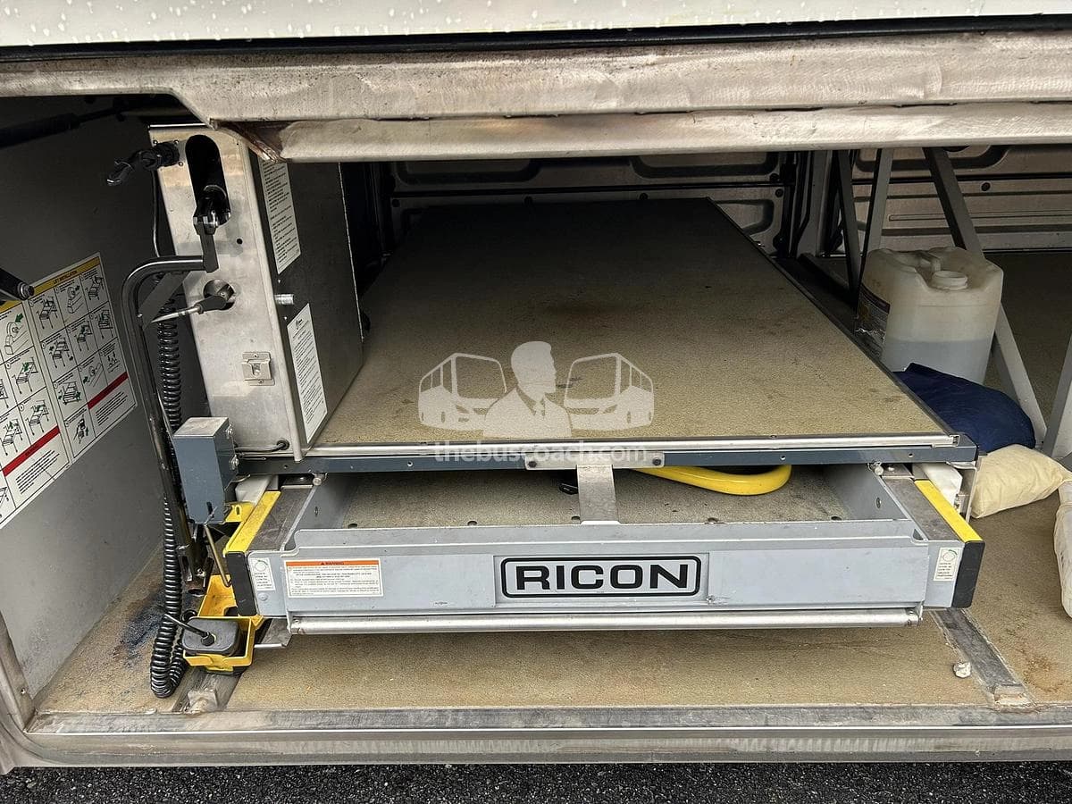 2017 Prevost X3-45 ADA - Thumbnail 16 2017 Prevost X3-45 ADA - Thumbnail 16