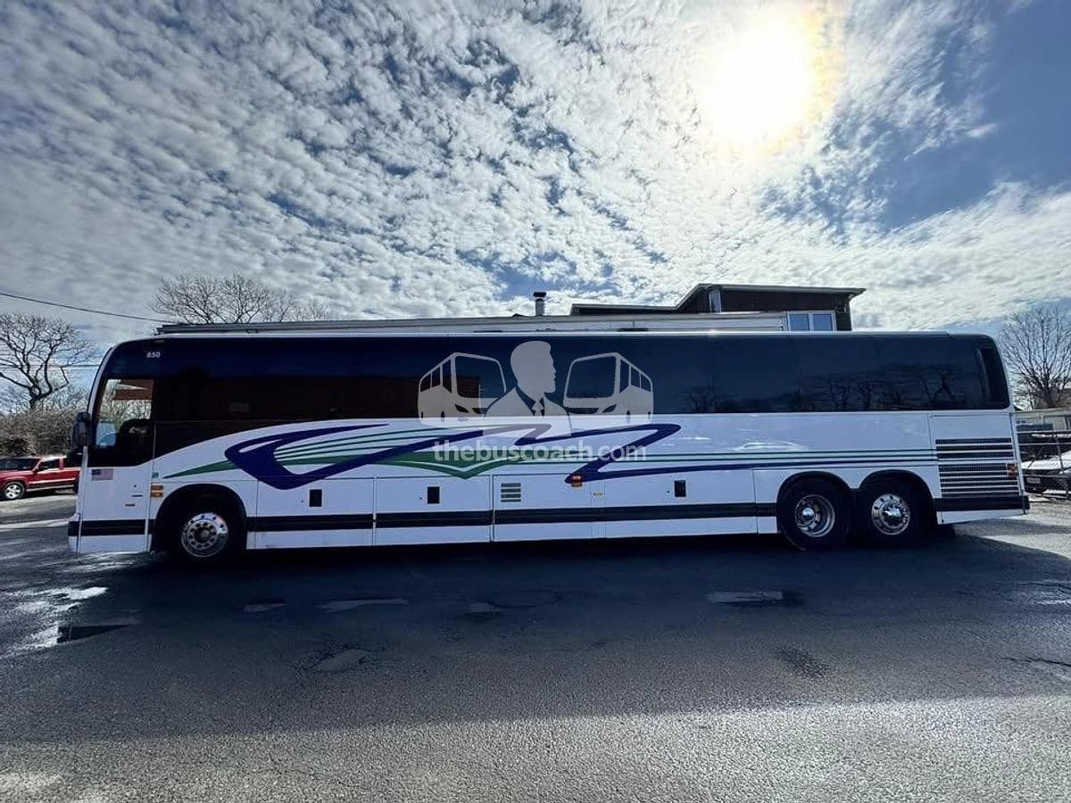 2007 Prevost X3-45 - Thumbnail 4 2007 Prevost X3-45 - Thumbnail 4