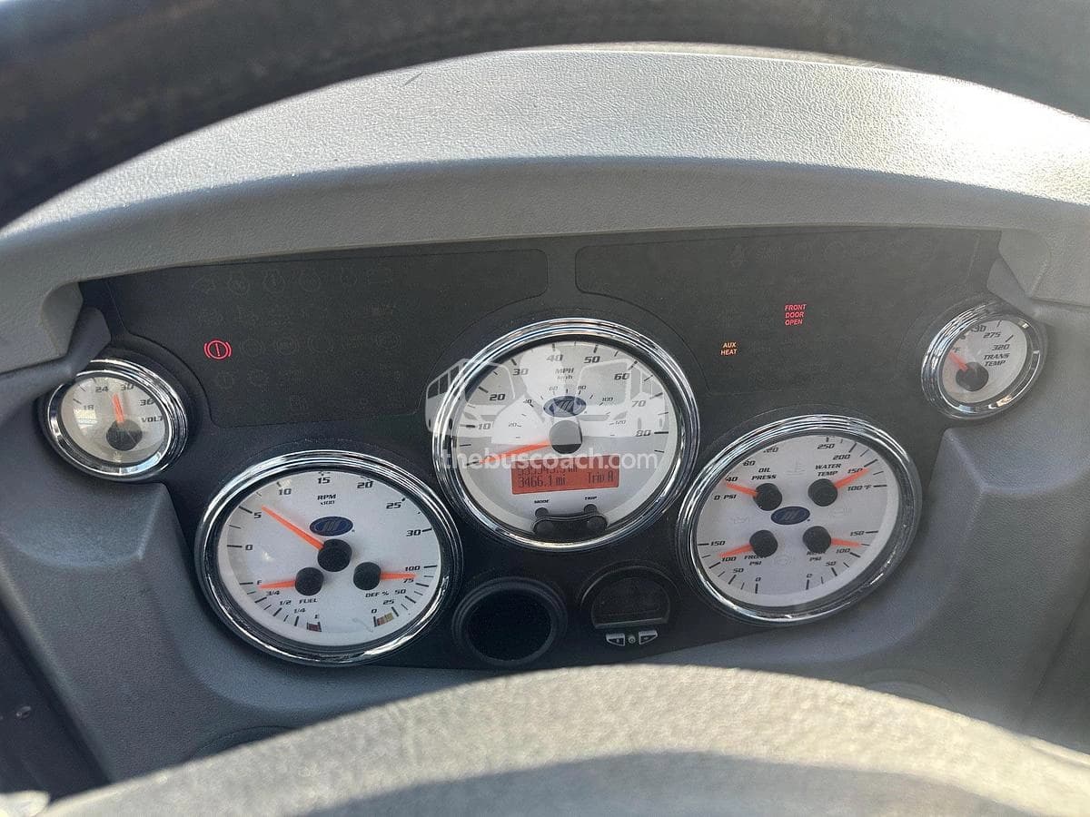 2013 Mci J4500 - Thumbnail 3 2013 Mci J4500 - Thumbnail 3