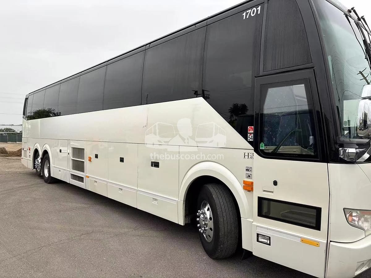 2017 Prevost H3-45 - Thumbnail 3 2017 Prevost H3-45 - Thumbnail 3
