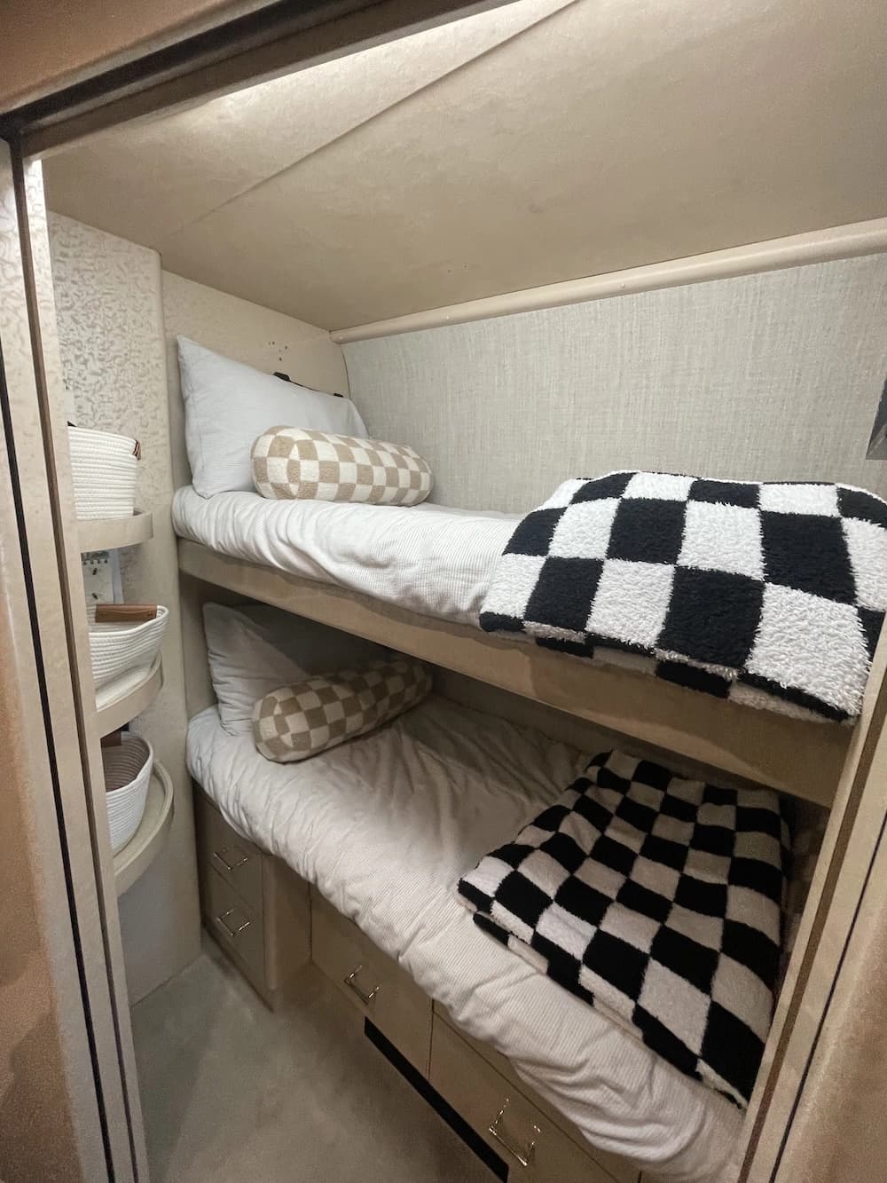 2007 Prevost Marathon XLII Coach - Thumbnail 13 2007 Prevost Marathon XLII Coach - Thumbnail 13