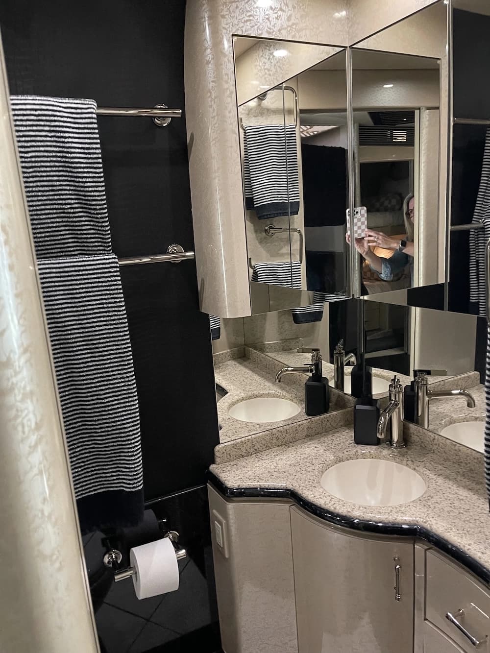 2007 Prevost Marathon XLII Coach - Thumbnail 20 2007 Prevost Marathon XLII Coach - Thumbnail 20