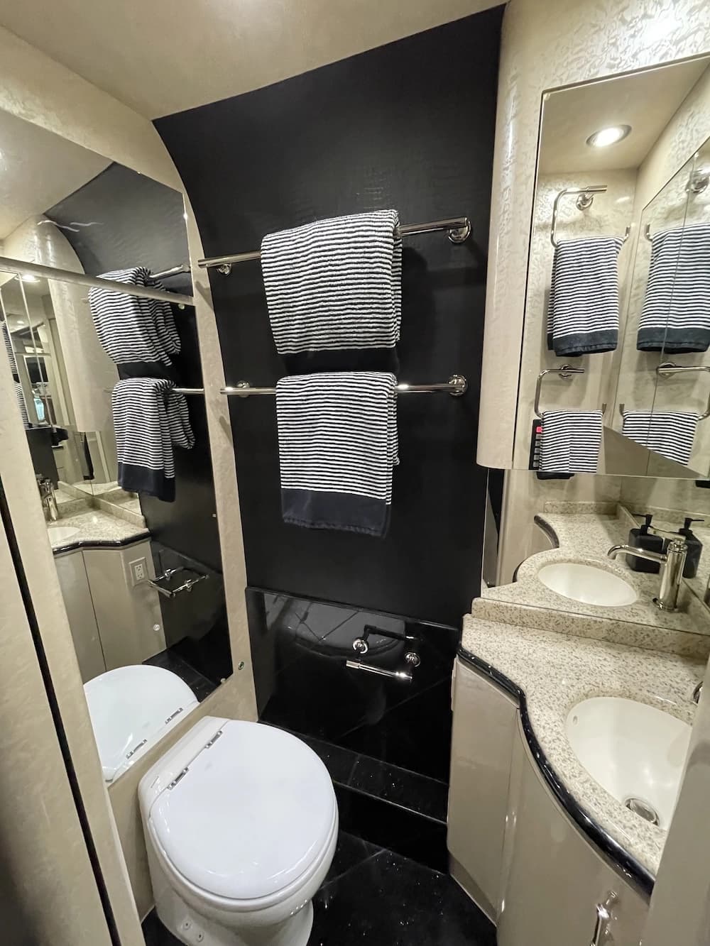 2007 Prevost Marathon XLII Coach - Thumbnail 23 2007 Prevost Marathon XLII Coach - Thumbnail 23