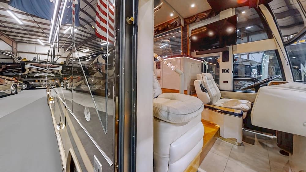 2000 Prevost Featherlite H3-45 Coach - Thumbnail 2 2000 Prevost Featherlite H3-45 Coach - Thumbnail 2