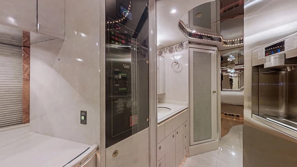 2000 Prevost Featherlite H3-45 Coach - Thumbnail 15 2000 Prevost Featherlite H3-45 Coach - Thumbnail 15