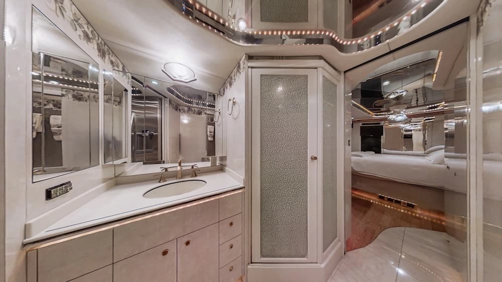 2000 Prevost Featherlite H3-45 Coach - Thumbnail 17 2000 Prevost Featherlite H3-45 Coach - Thumbnail 17