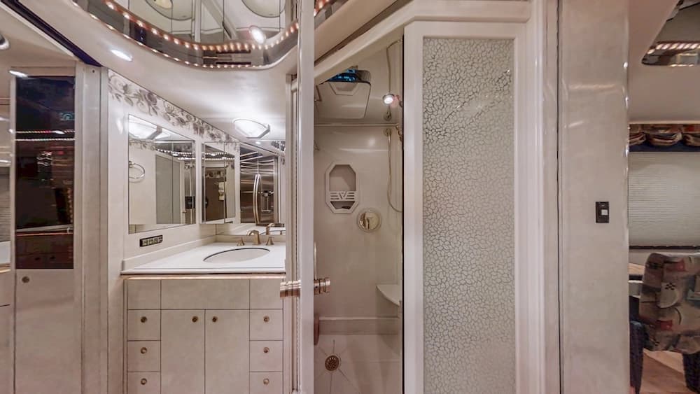 2000 Prevost Featherlite H3-45 Coach - Thumbnail 18 2000 Prevost Featherlite H3-45 Coach - Thumbnail 18