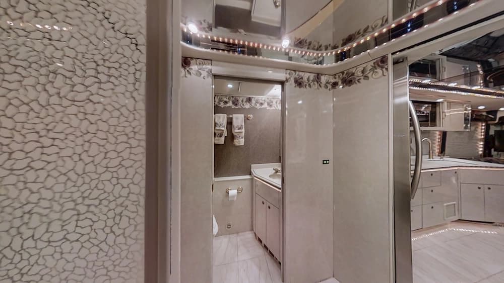 2000 Prevost Featherlite H3-45 Coach - Thumbnail 21 2000 Prevost Featherlite H3-45 Coach - Thumbnail 21