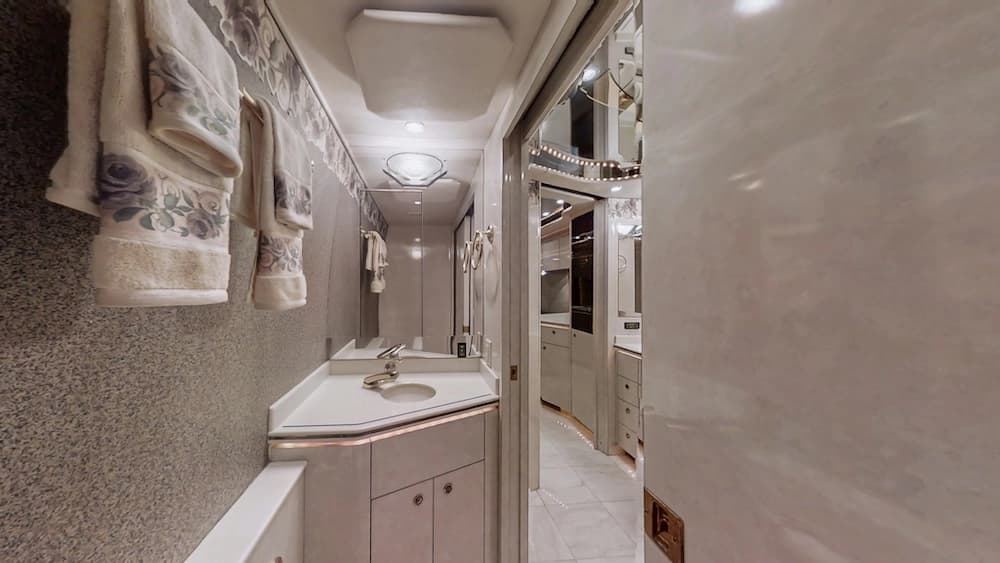 2000 Prevost Featherlite H3-45 Coach - Thumbnail 22 2000 Prevost Featherlite H3-45 Coach - Thumbnail 22