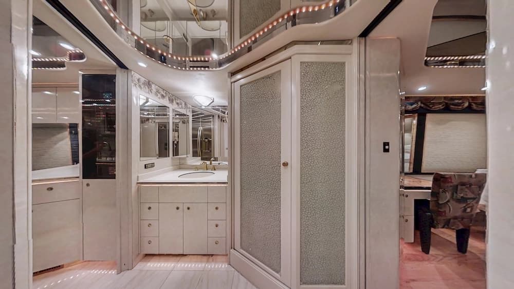 2000 Prevost Featherlite H3-45 Coach - Thumbnail 24 2000 Prevost Featherlite H3-45 Coach - Thumbnail 24