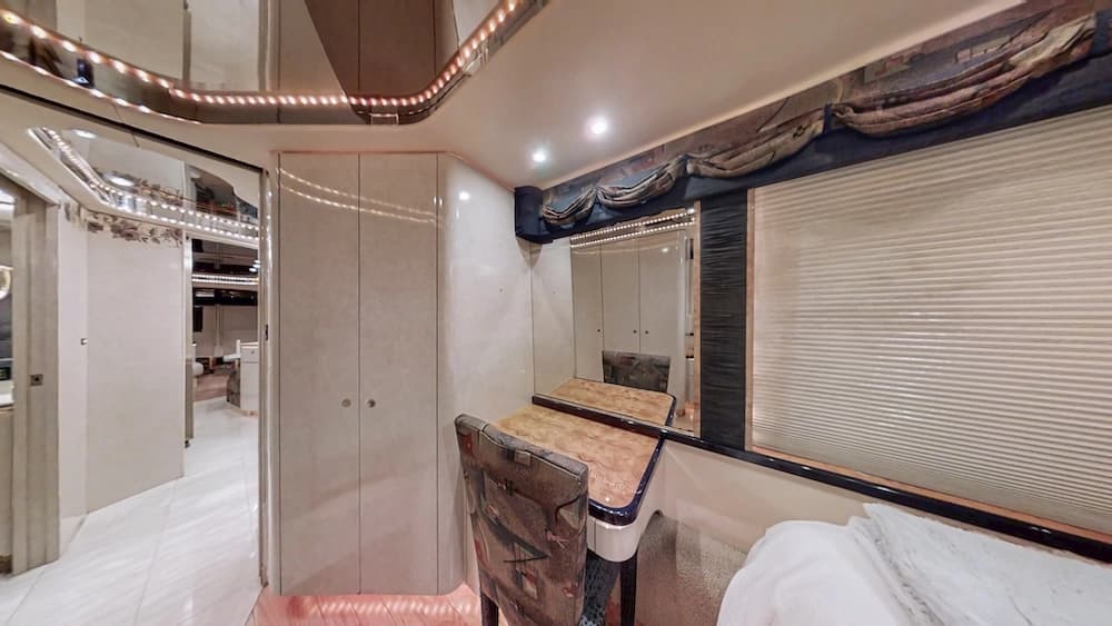 2000 Prevost Featherlite H3-45 Coach - Thumbnail 25 2000 Prevost Featherlite H3-45 Coach - Thumbnail 25