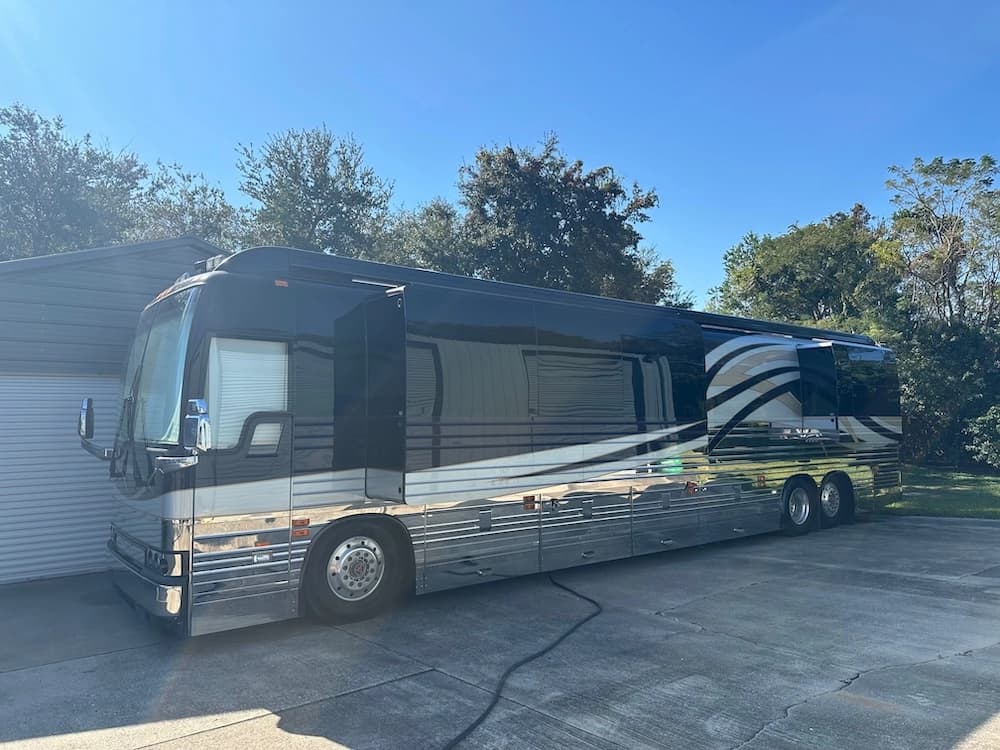 2002 Prevost Parliament XLII bus 2002 Prevost Parliament XLII bus