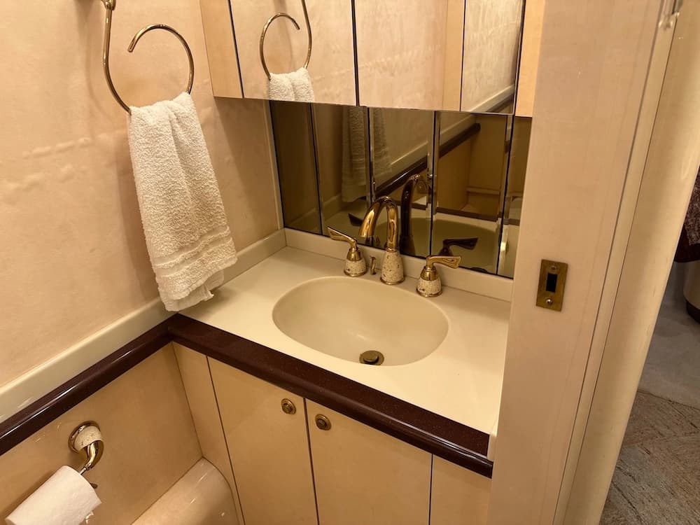 2002 Prevost Parliament XLII Coach - Thumbnail 13 2002 Prevost Parliament XLII Coach - Thumbnail 13