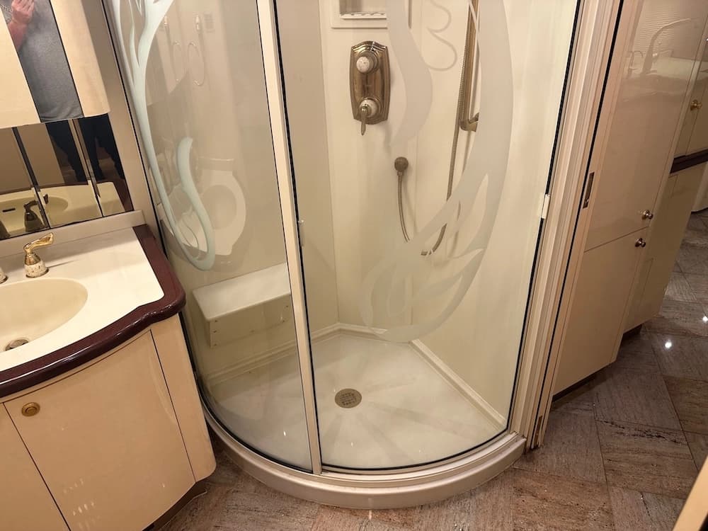 2002 Prevost Parliament XLII Coach - Thumbnail 14 2002 Prevost Parliament XLII Coach - Thumbnail 14